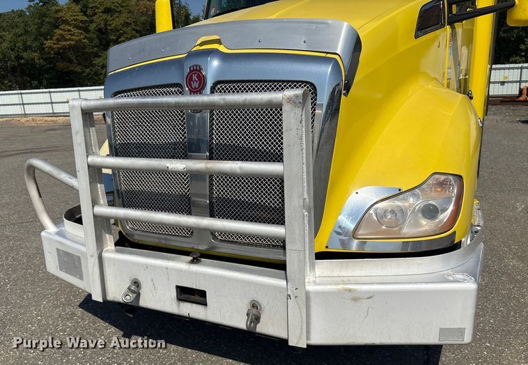 image for item YA0724 2015 Kenworth T680 semi truck