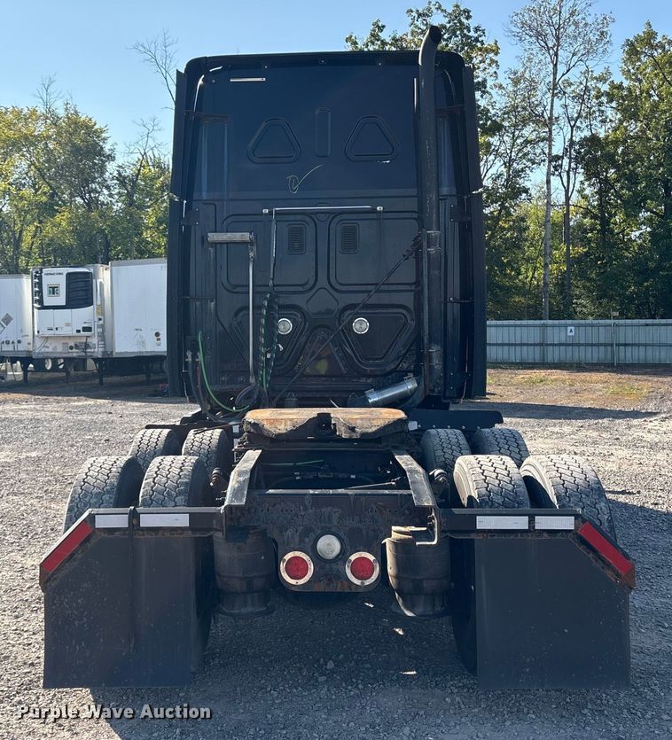 image for item YA0858 2015 Freightliner Cascadia semi truck