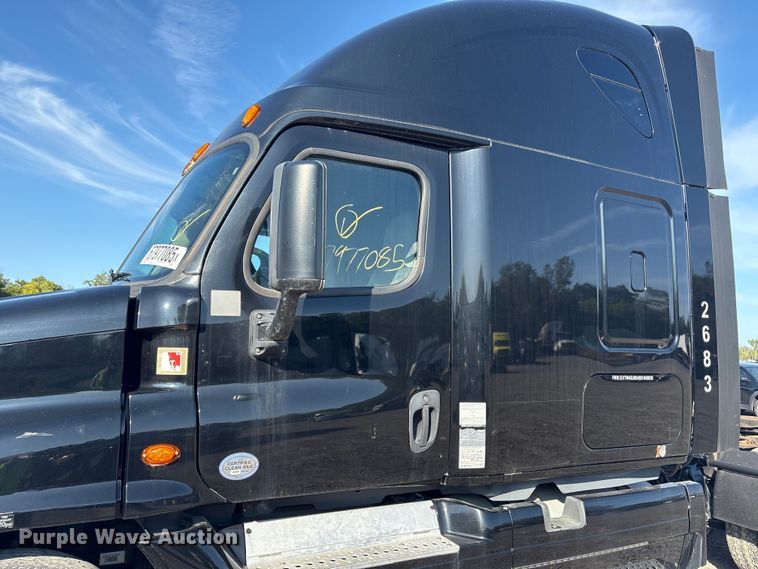 image for item YA0858 2015 Freightliner Cascadia semi truck