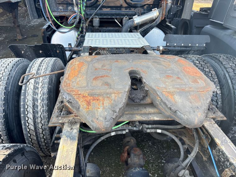 image for item YA0858 2015 Freightliner Cascadia semi truck