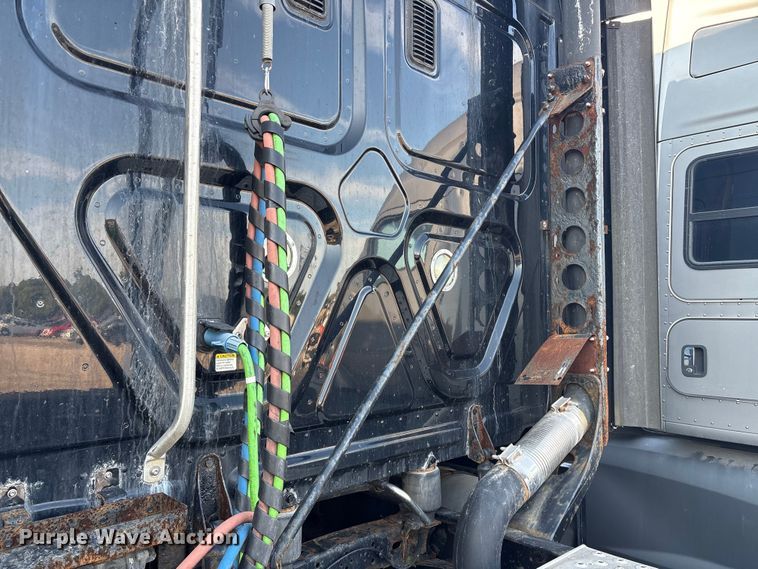 image for item YA0858 2015 Freightliner Cascadia semi truck