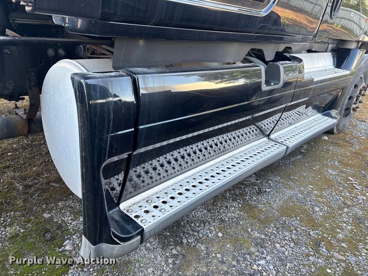 image for item YA0858 2015 Freightliner Cascadia semi truck