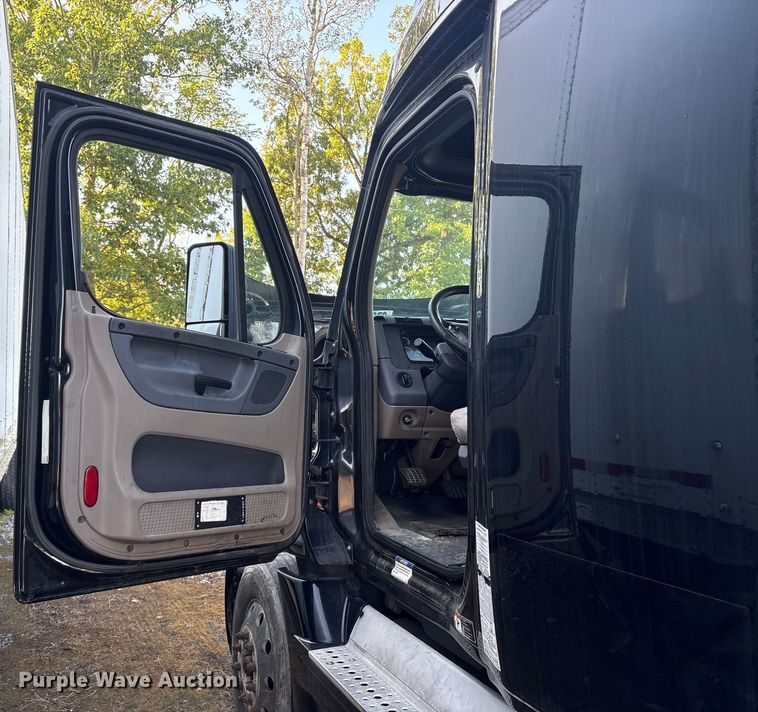 image for item YA0858 2015 Freightliner Cascadia semi truck