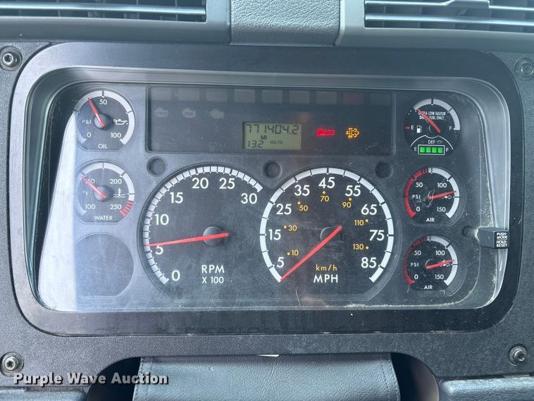 image for item YA0858 2015 Freightliner Cascadia semi truck