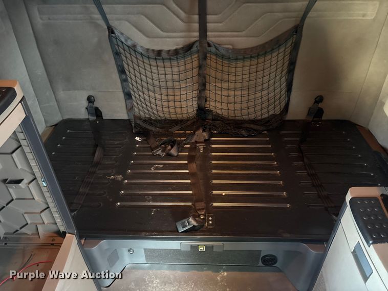 image for item YA0858 2015 Freightliner Cascadia semi truck