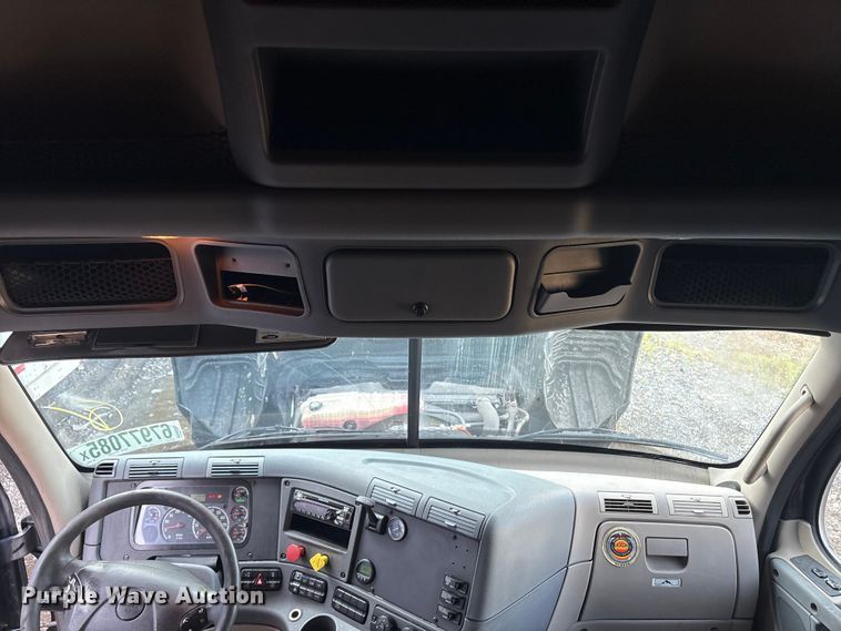 image for item YA0858 2015 Freightliner Cascadia semi truck