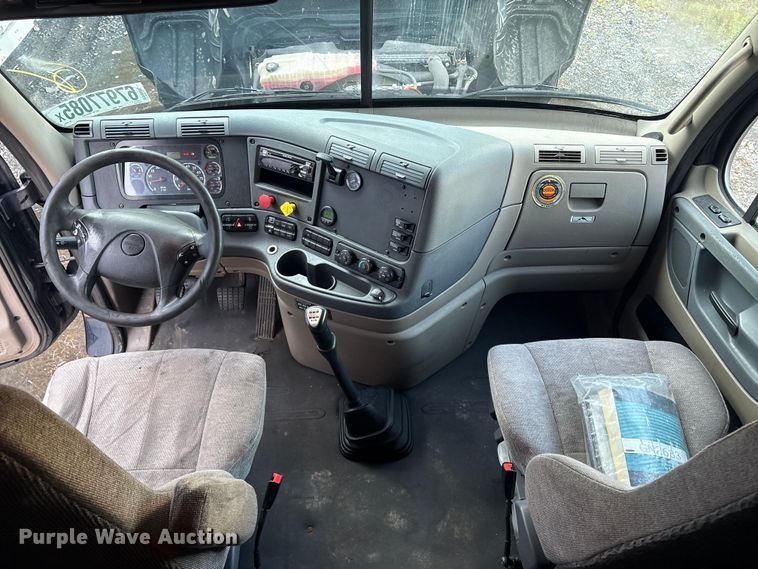 image for item YA0858 2015 Freightliner Cascadia semi truck