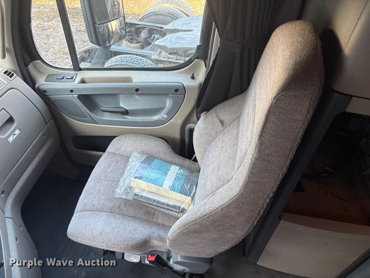 image for item YA0858 2015 Freightliner Cascadia semi truck