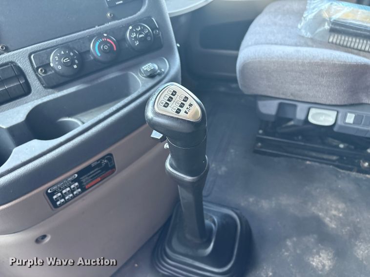 image for item YA0858 2015 Freightliner Cascadia semi truck