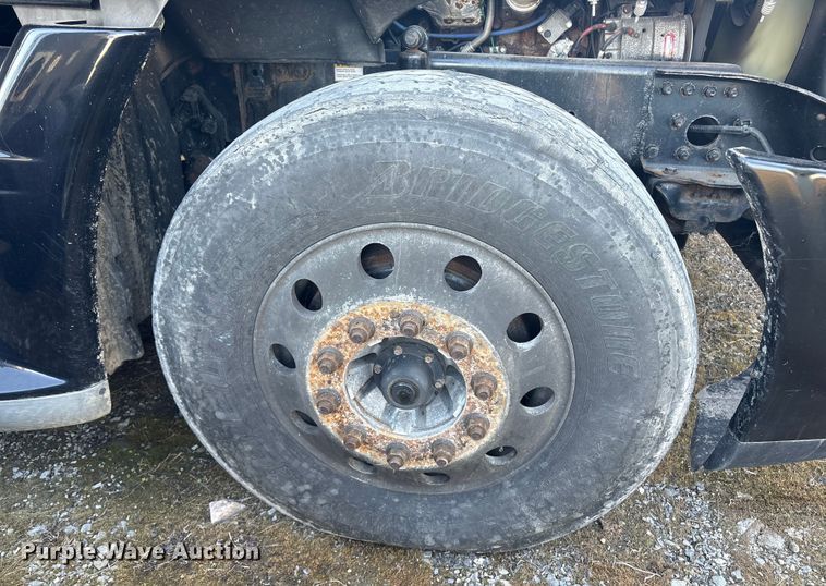 image for item YA0858 2015 Freightliner Cascadia semi truck