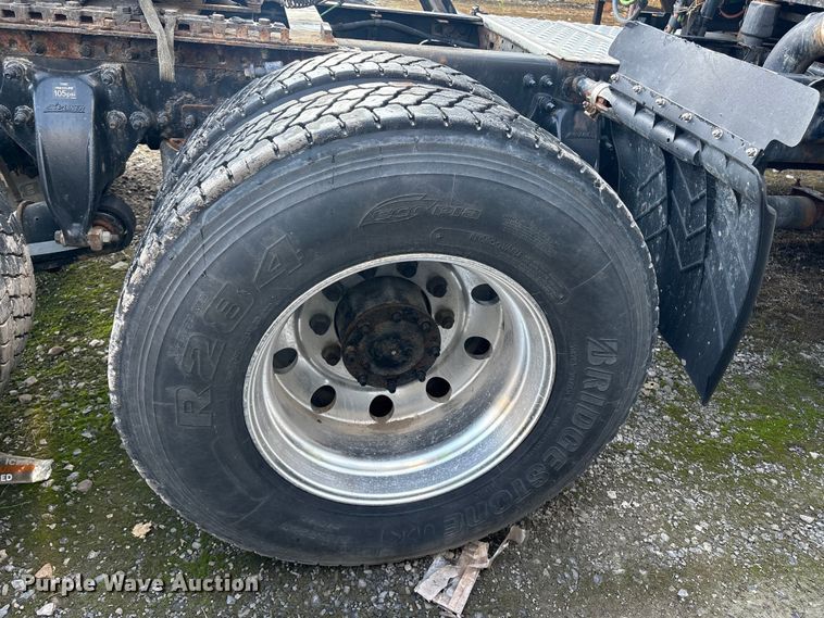 image for item YA0858 2015 Freightliner Cascadia semi truck