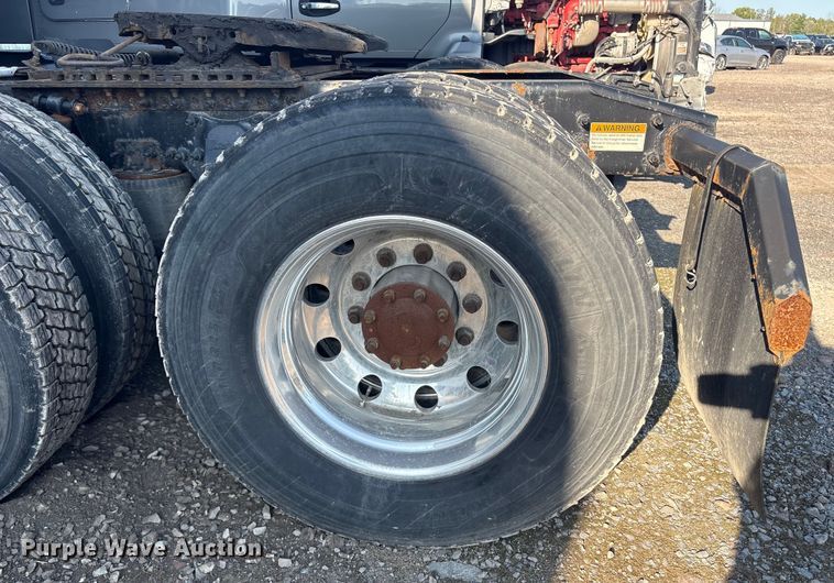 image for item YA0858 2015 Freightliner Cascadia semi truck