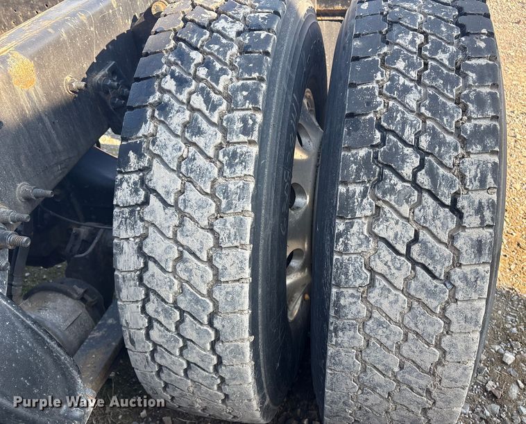 image for item YA0858 2015 Freightliner Cascadia semi truck