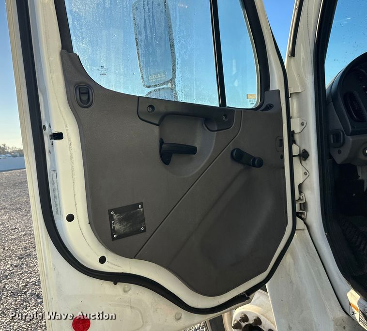 image for item YA0990 2018 Freightliner Business Class M2 box truck