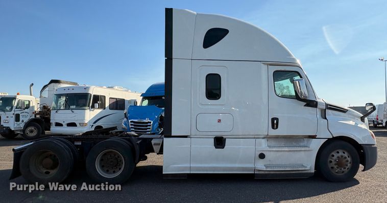 image for item YA1030 2020 Freightliner Cascadia semi truck