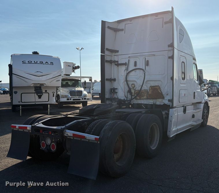 image for item YA1030 2020 Freightliner Cascadia semi truck