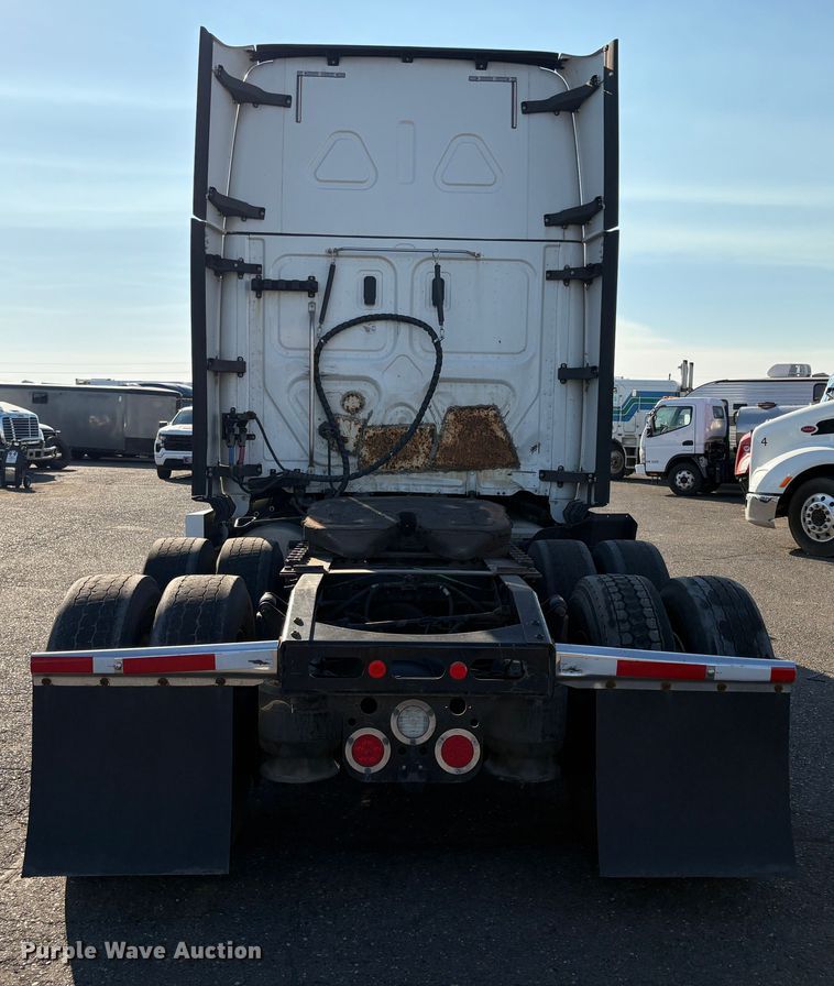 image for item YA1030 2020 Freightliner Cascadia semi truck