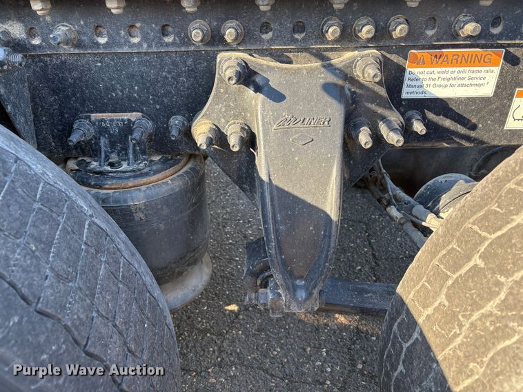 image for item YA1030 2020 Freightliner Cascadia semi truck