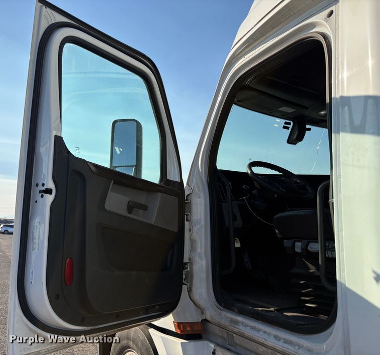 image for item YA1030 2020 Freightliner Cascadia semi truck