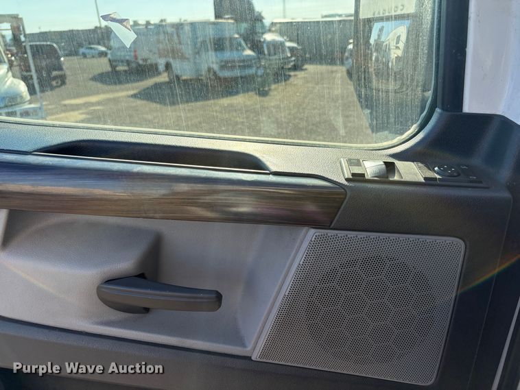 image for item YA1030 2020 Freightliner Cascadia semi truck