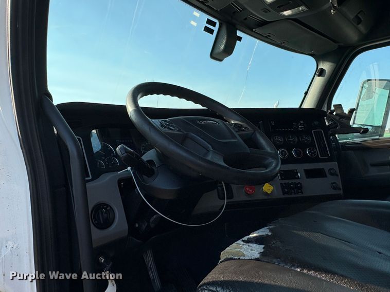 image for item YA1030 2020 Freightliner Cascadia semi truck