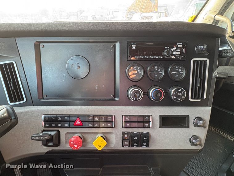 image for item YA1030 2020 Freightliner Cascadia semi truck