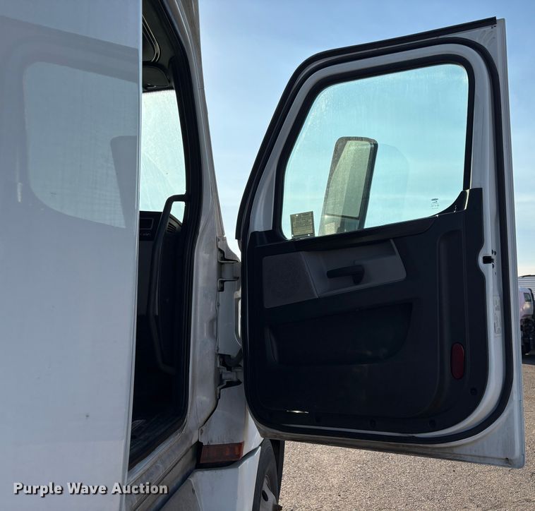 image for item YA1030 2020 Freightliner Cascadia semi truck