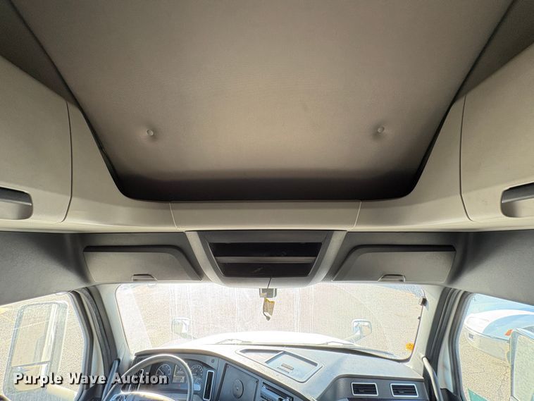 image for item YA1030 2020 Freightliner Cascadia semi truck