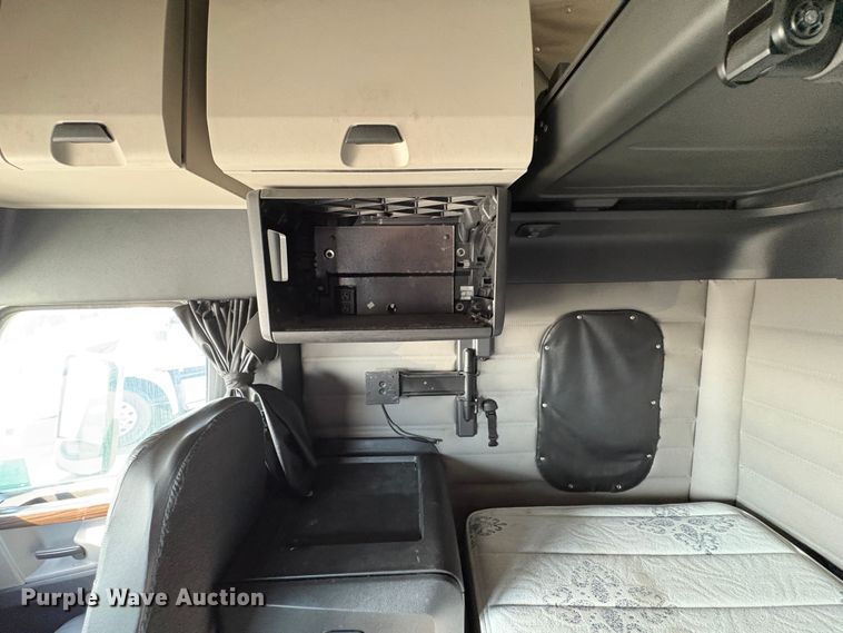 image for item YA1030 2020 Freightliner Cascadia semi truck