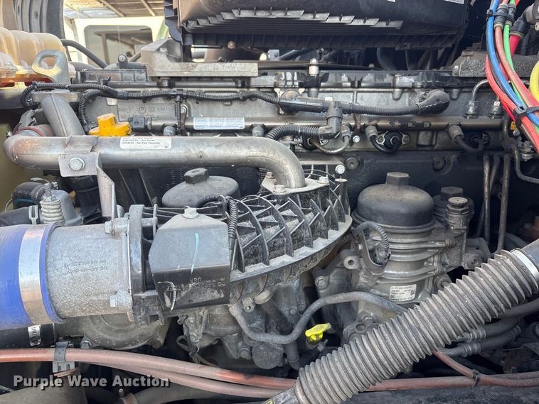 image for item YA1030 2020 Freightliner Cascadia semi truck