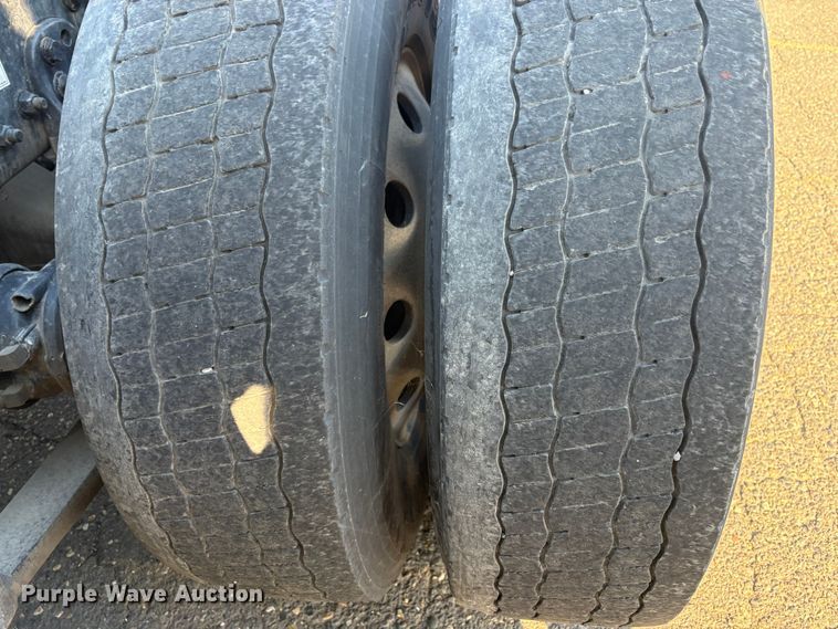 image for item YA1030 2020 Freightliner Cascadia semi truck