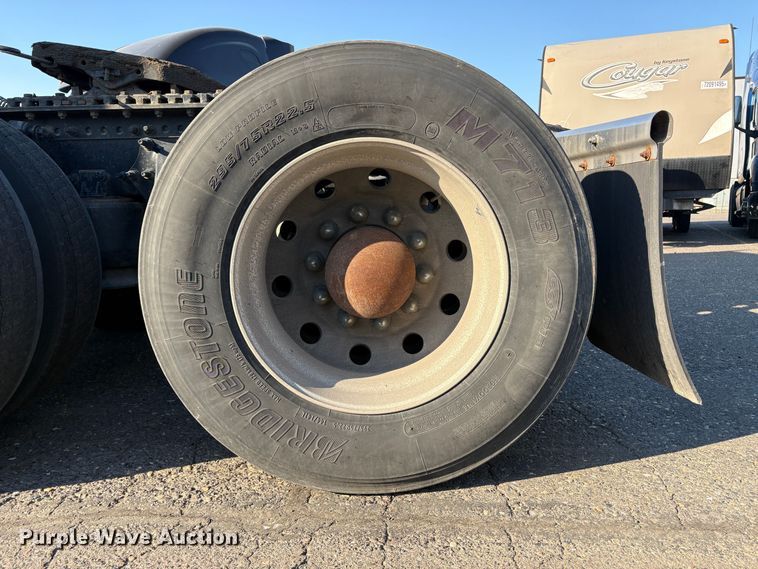 image for item YA1030 2020 Freightliner Cascadia semi truck