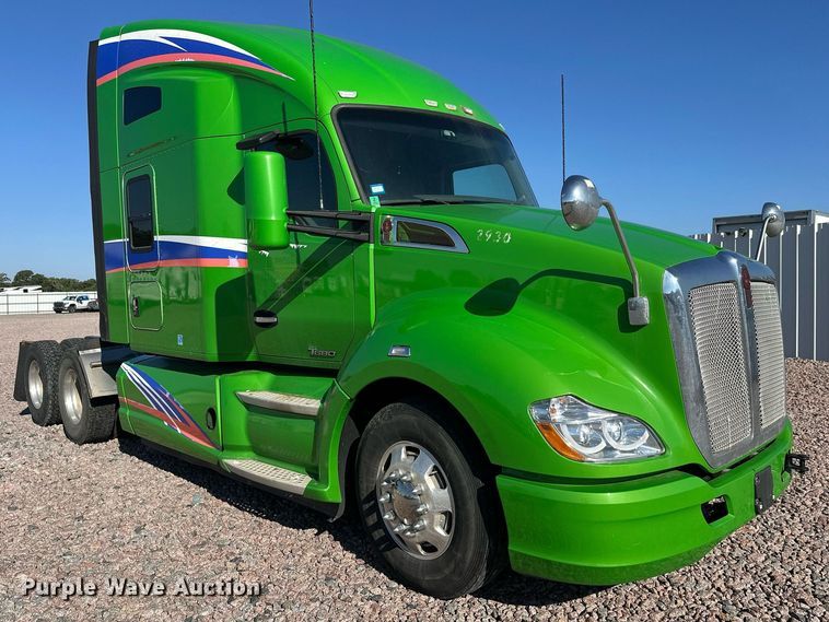 image for item YA1047 2015 Kenworth T680 semi truck