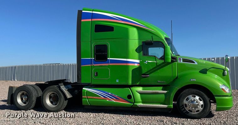 image for item YA1047 2015 Kenworth T680 semi truck
