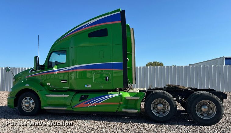 image for item YA1047 2015 Kenworth T680 semi truck