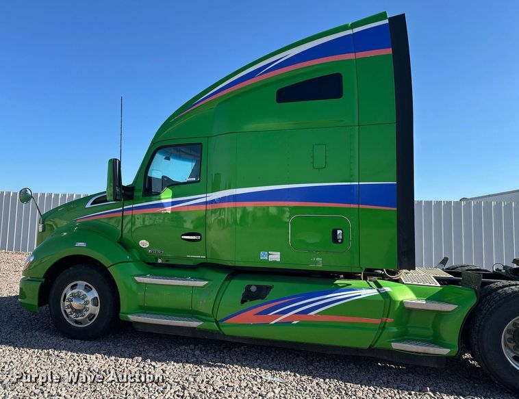 image for item YA1047 2015 Kenworth T680 semi truck