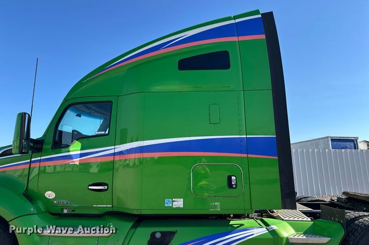 image for item YA1047 2015 Kenworth T680 semi truck