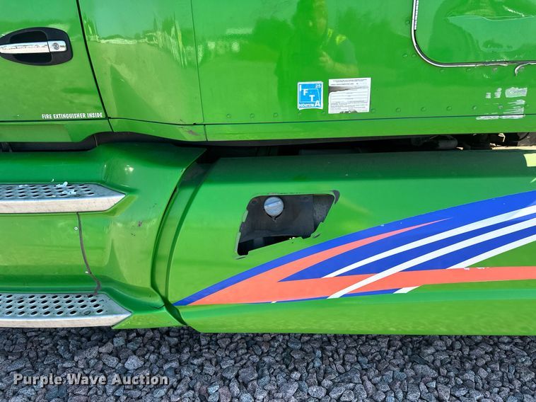 image for item YA1047 2015 Kenworth T680 semi truck