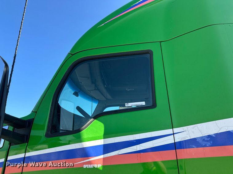 image for item YA1047 2015 Kenworth T680 semi truck