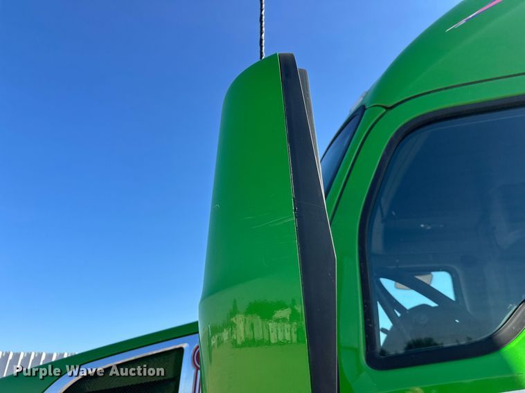 image for item YA1047 2015 Kenworth T680 semi truck