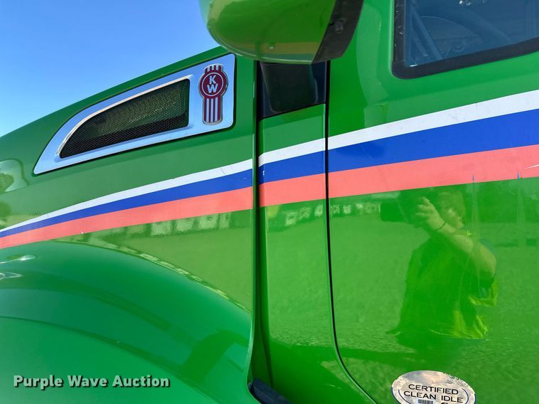 image for item YA1047 2015 Kenworth T680 semi truck