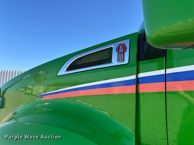 image for item YA1047 2015 Kenworth T680 semi truck