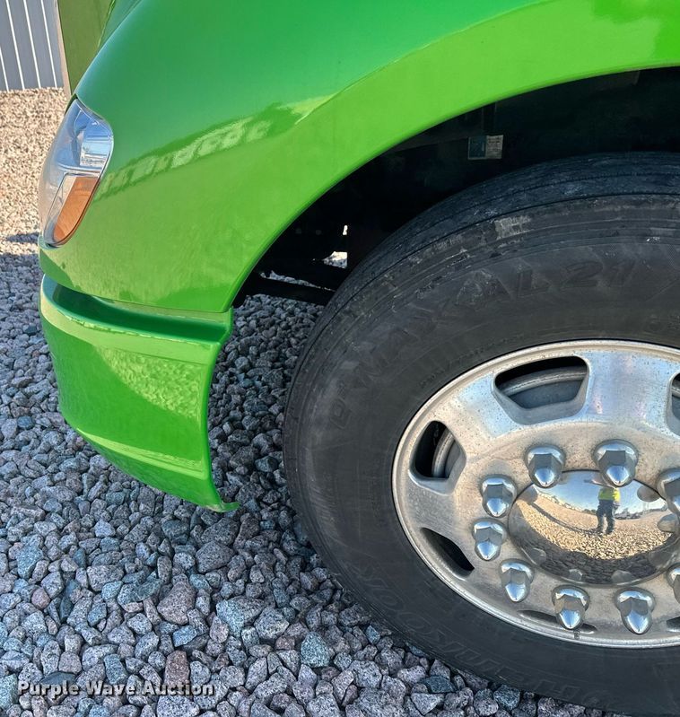 image for item YA1047 2015 Kenworth T680 semi truck