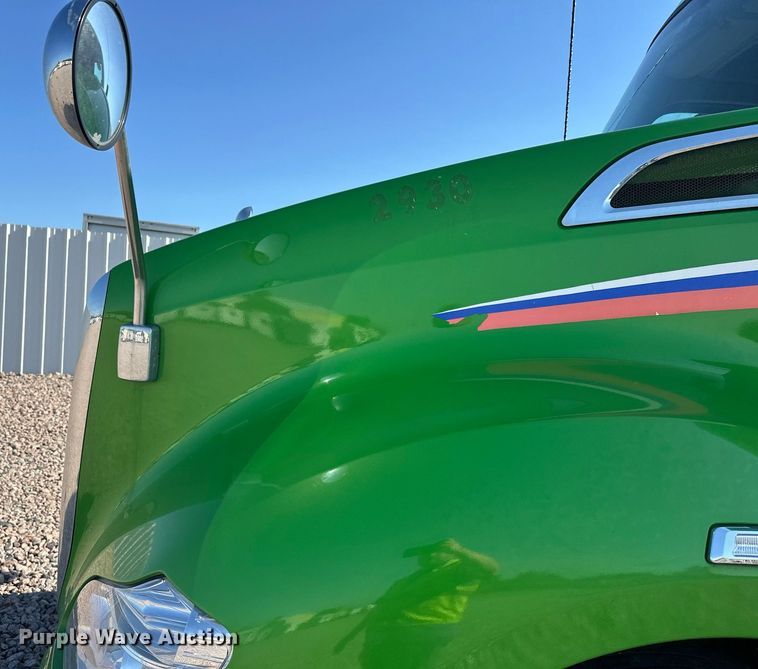 image for item YA1047 2015 Kenworth T680 semi truck