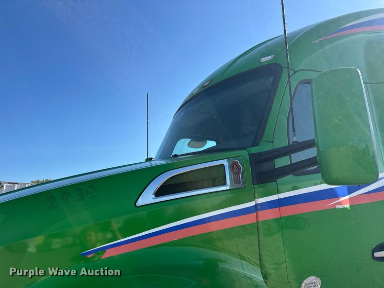 image for item YA1047 2015 Kenworth T680 semi truck