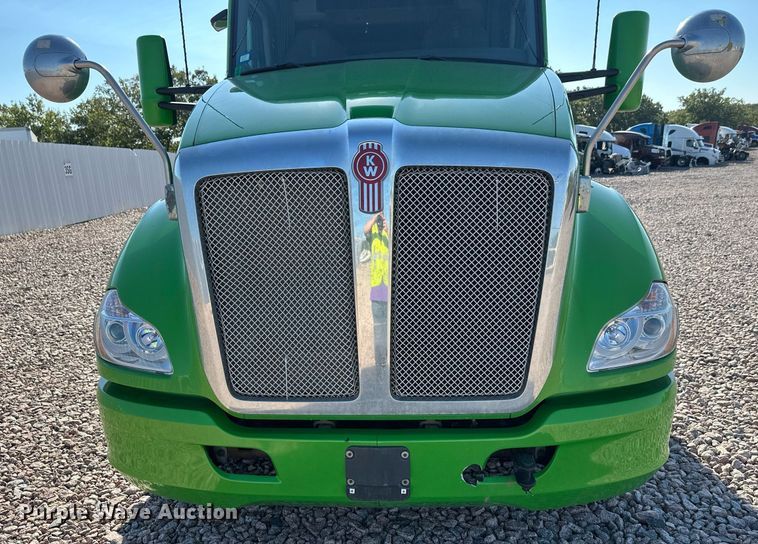 image for item YA1047 2015 Kenworth T680 semi truck