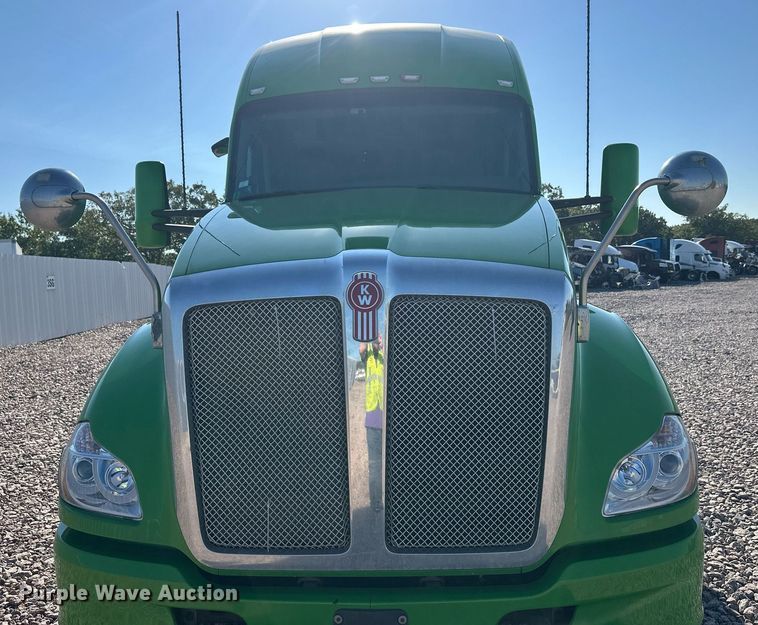 image for item YA1047 2015 Kenworth T680 semi truck