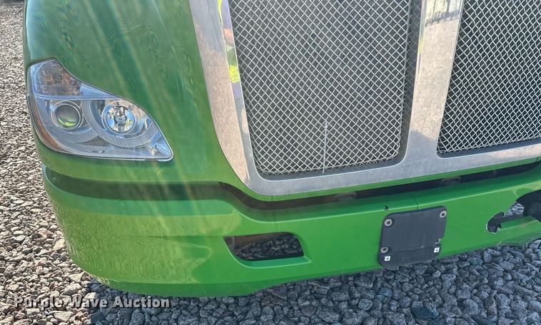 image for item YA1047 2015 Kenworth T680 semi truck