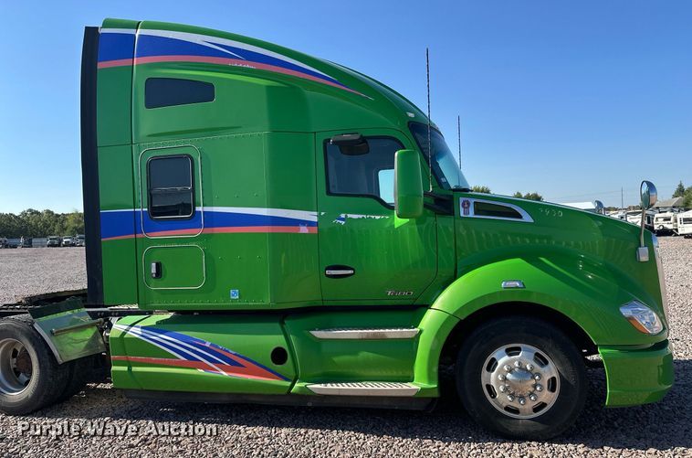 image for item YA1047 2015 Kenworth T680 semi truck