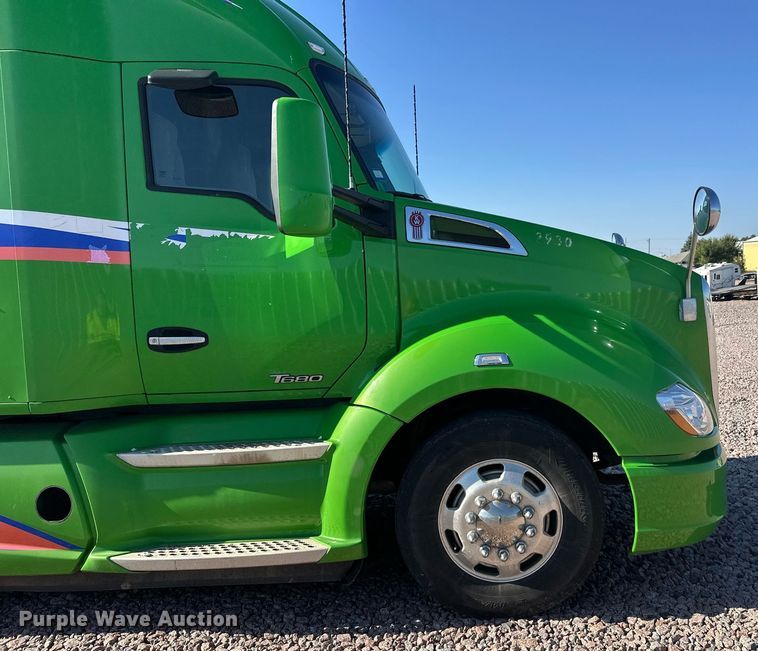 image for item YA1047 2015 Kenworth T680 semi truck